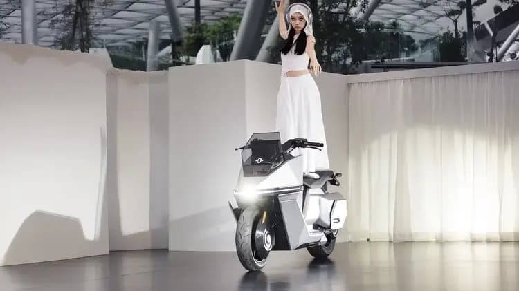 Il primo scooter che sta in piedi da solo non è giapponese