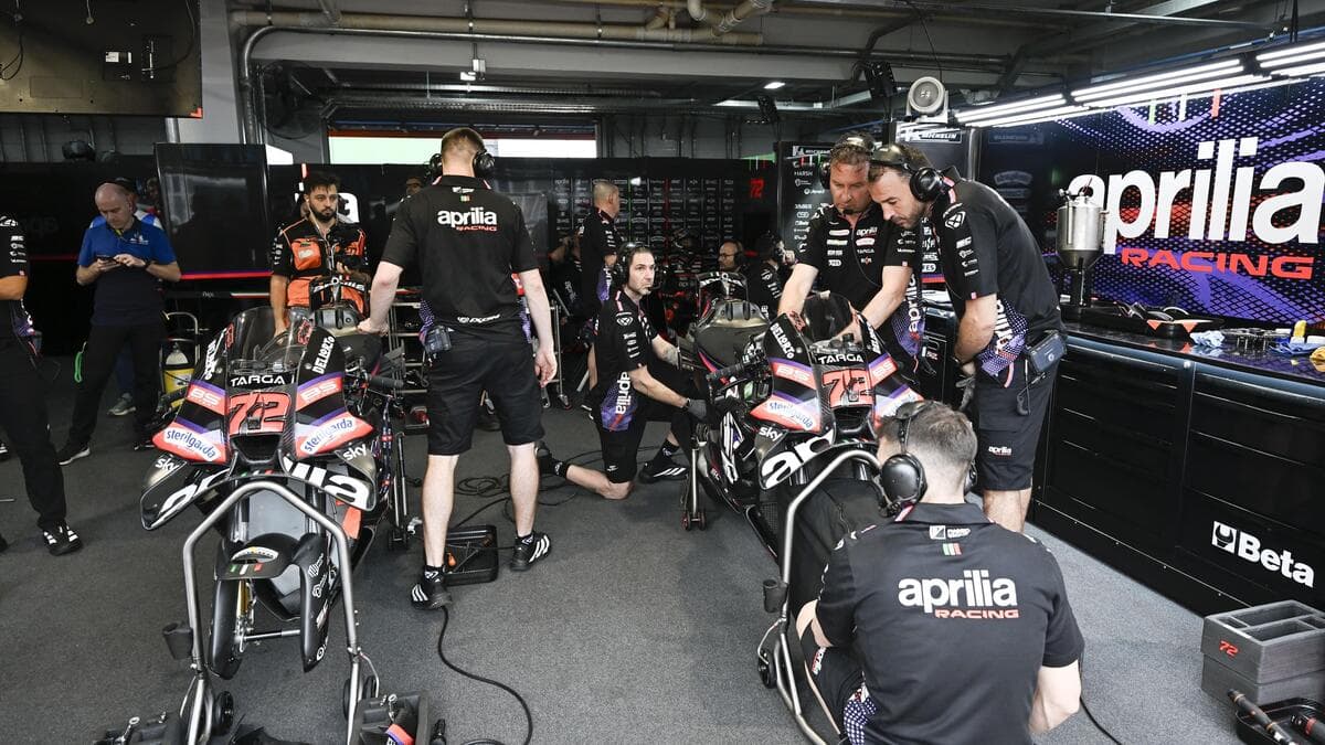 MotoGP 2026. I retroscena nel box di Marco Bezzecchi durante il weekend in Brasile. Da "La moto si muove di continuo" alla gioia per la vittoria