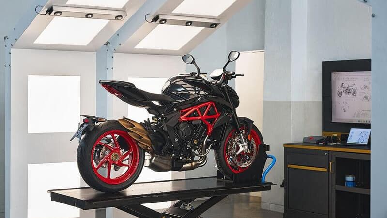 MV Agusta Brutale 800: arriva il Nero Carbonio, prezzo 13.100 euro