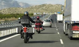 Sorpassare a destra è permesso? Sì ma... regole, multe ed eccezioni
