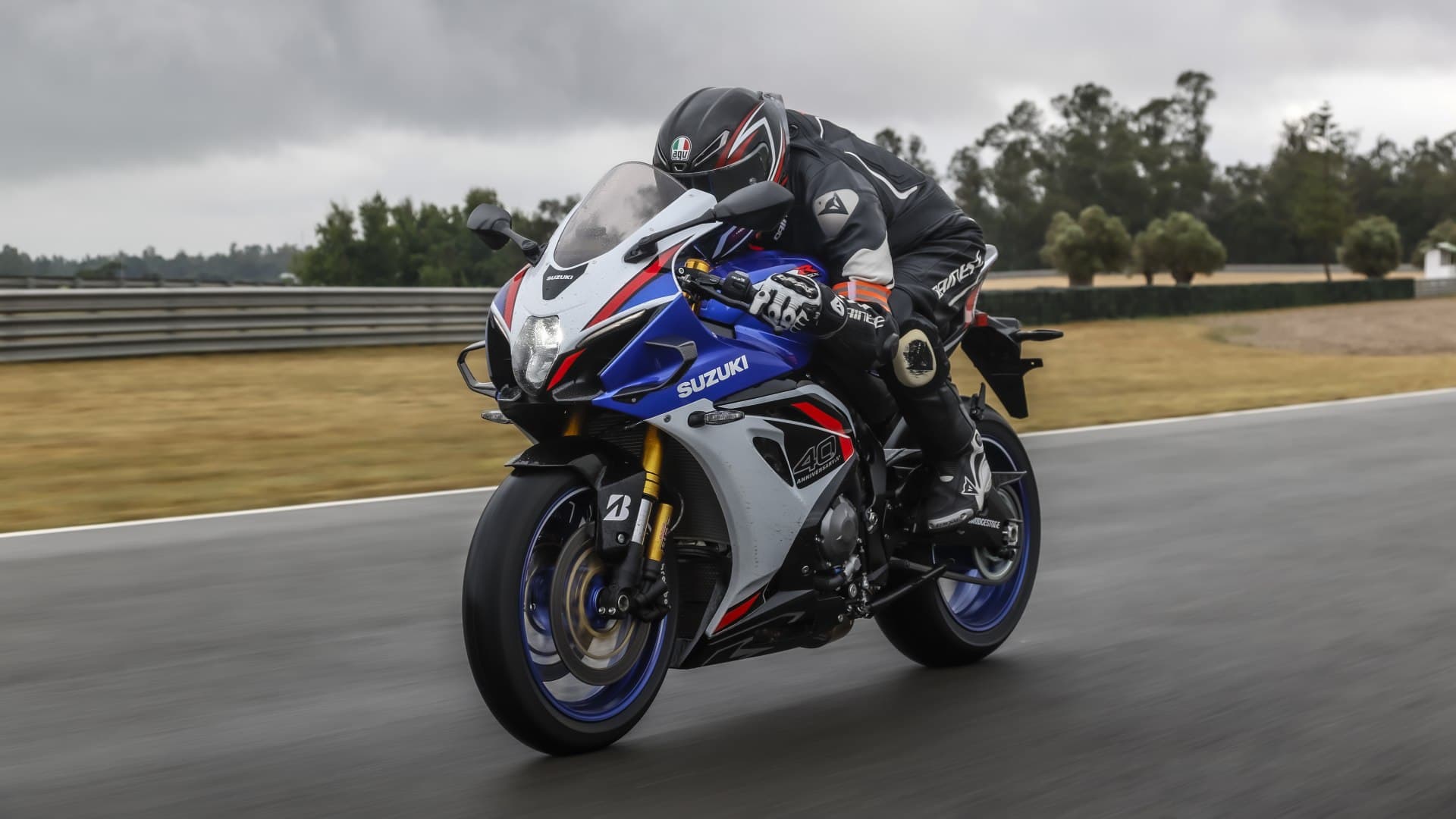 Suzuki GSX-R1000R 2026, in pista con la supersportiva controcorrente