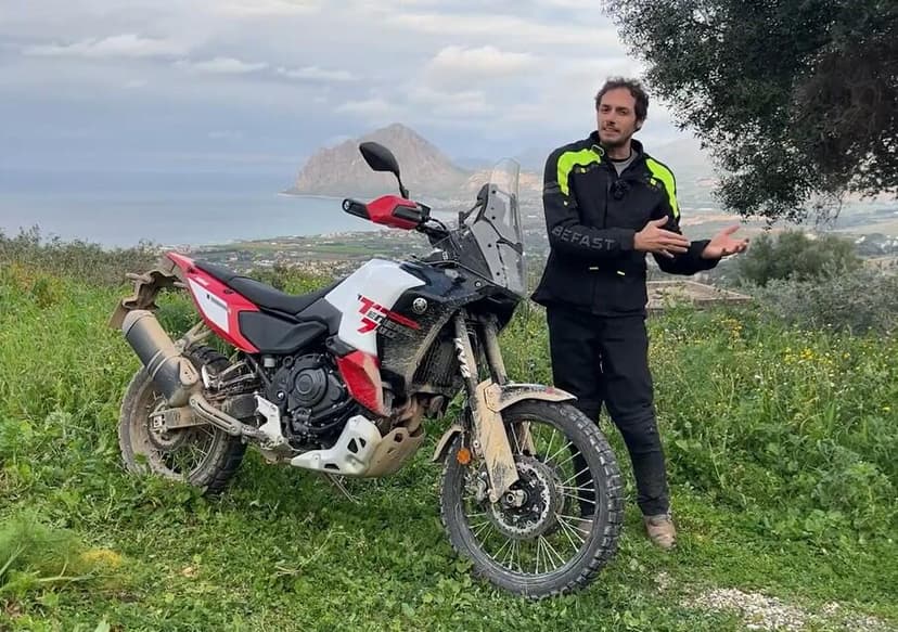 Video prova Yamaha Ténéré 700 World Raid 2026: i pro e i contro della reginetta delle adventure