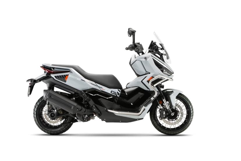 Zontes ZT368-G 2026: cruise control e consumi da 3,5 l/100 km