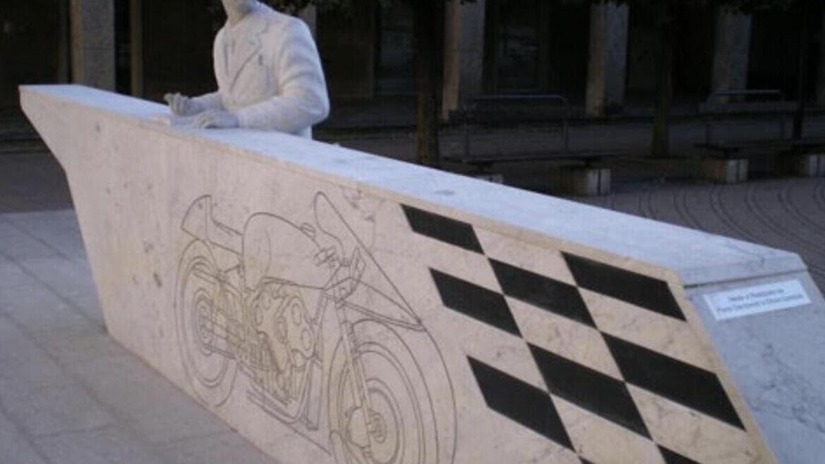 A Mandello si lavora per aggiustare il monumento a Carlo Guzzi