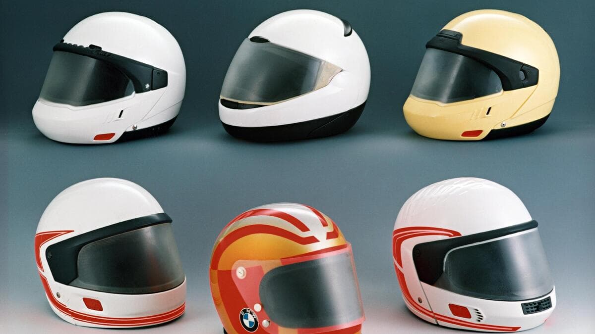 BMW Motorrad celebra i 50 anni dei suoi caschi. Tutta la storia del System step by step