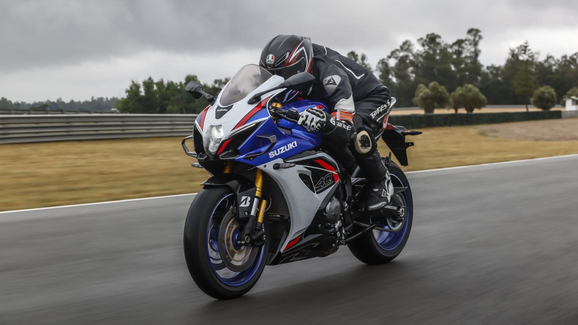 Suzuki GSX-R1000R 2026, in pista con la supersportiva controcorrente