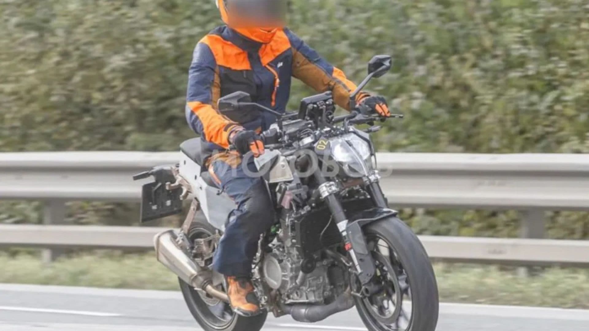La nuova KTM 490 Duke sta arrivando: foto spia della futura naked bicilindrica