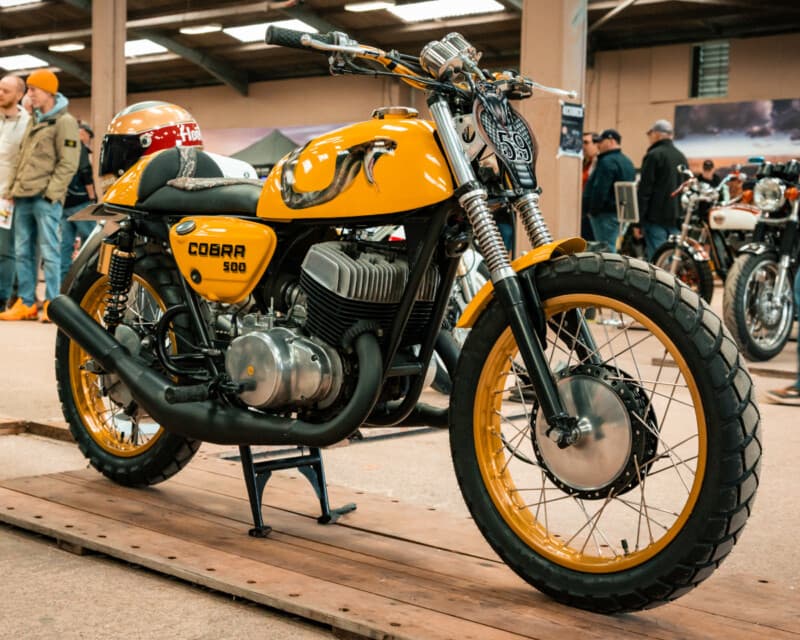 Suzuki T500 custom: la Cobra ’72 diventa street tracker