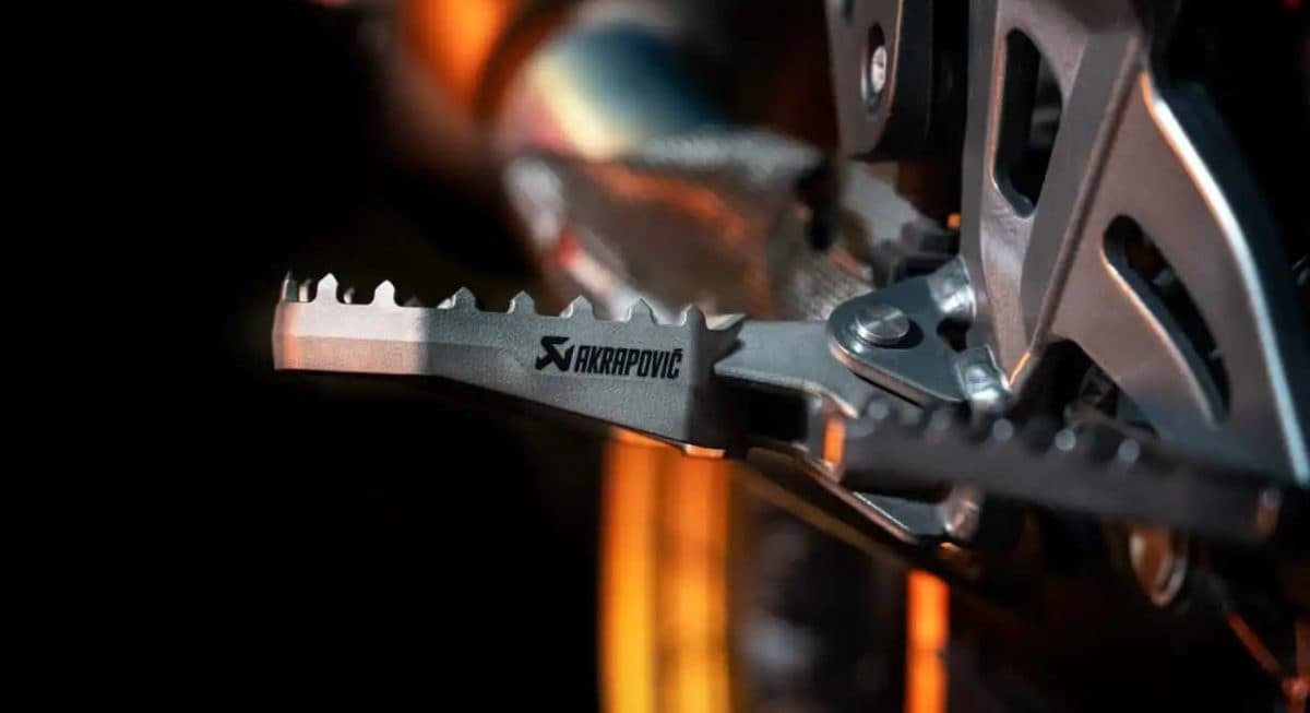 Akrapovič porta il titanio sulle pedane: più grip per le moto ADV