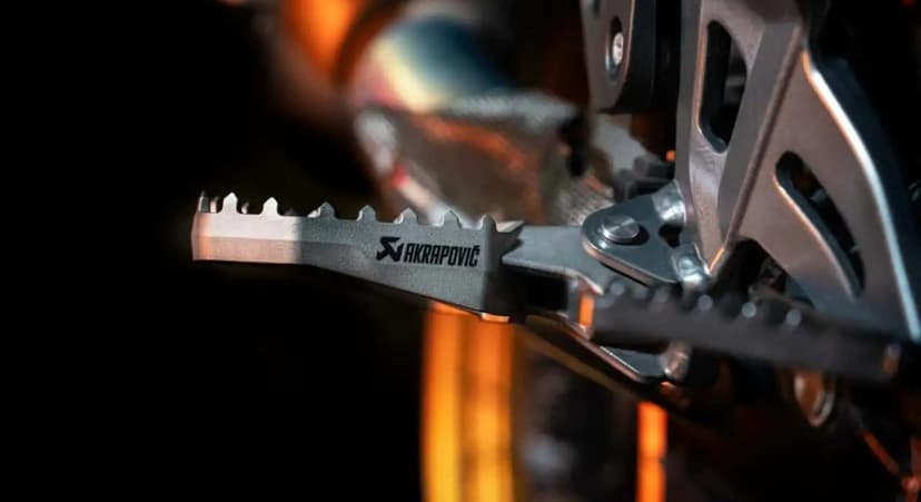 Akrapovič porta il titanio sulle pedane: più grip per le moto ADV