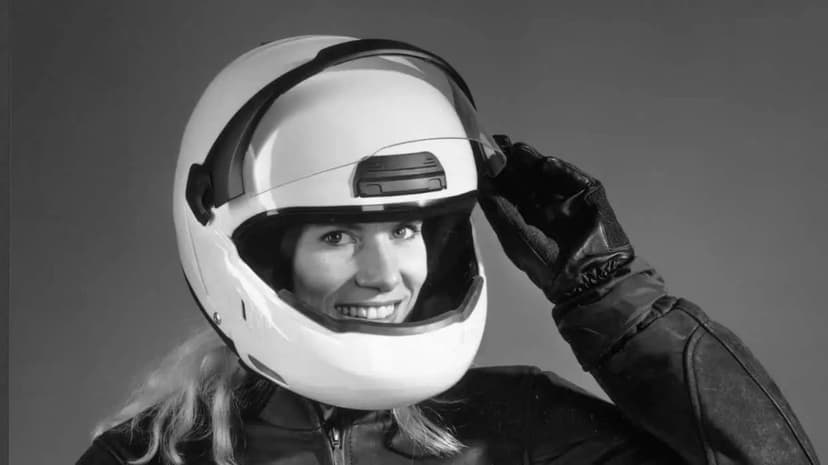 BMW, 50 anni di caschi moto: dal primo integrale al System 8