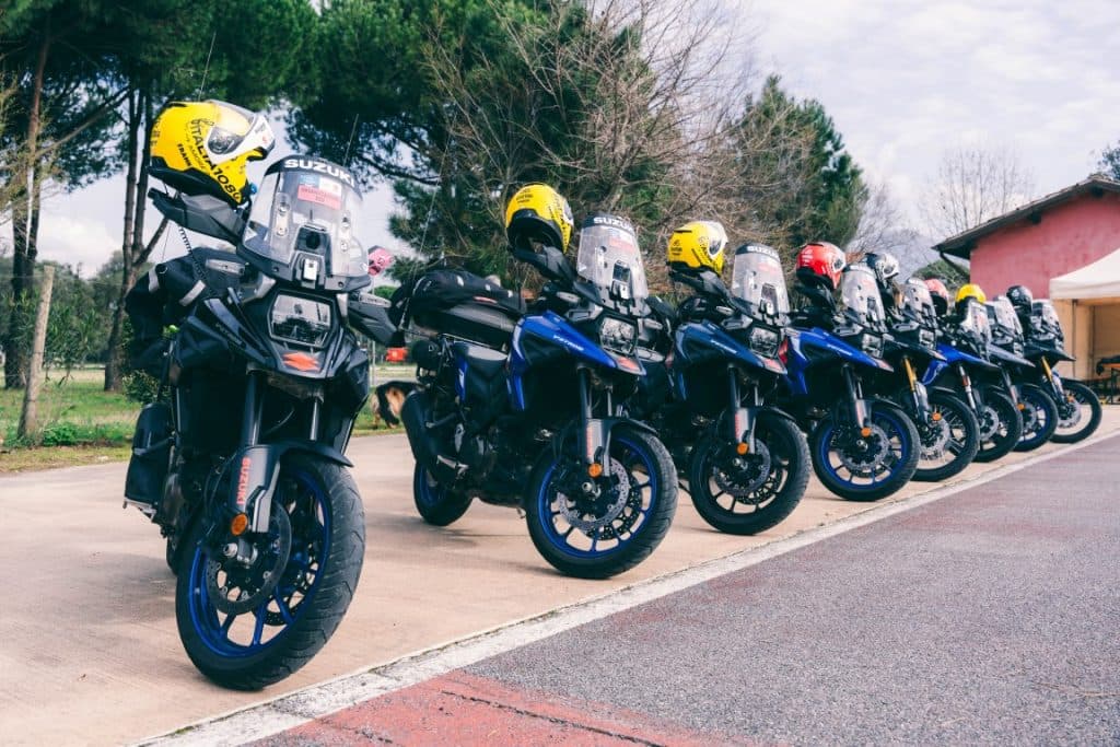 Suzuki protagonista al Giro d’Italia 2026 con oltre 70 moto