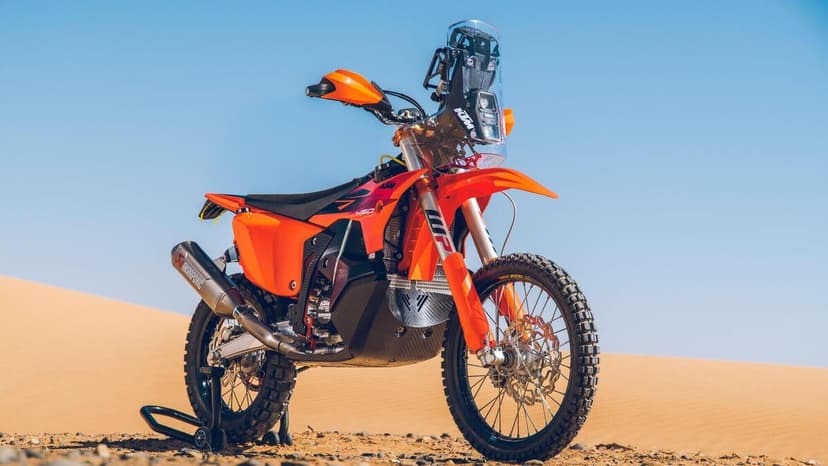 KTM 450 Rally Replica 2027: ecco quanto costa mettersi il deserto in garage