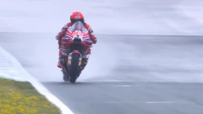 MotoGP 2026. GP di Spagna. Sprint pazza con la pioggia: Marc Márquez cade e poi vince! Secondo Pecco Bagnaia, tantissime cadute