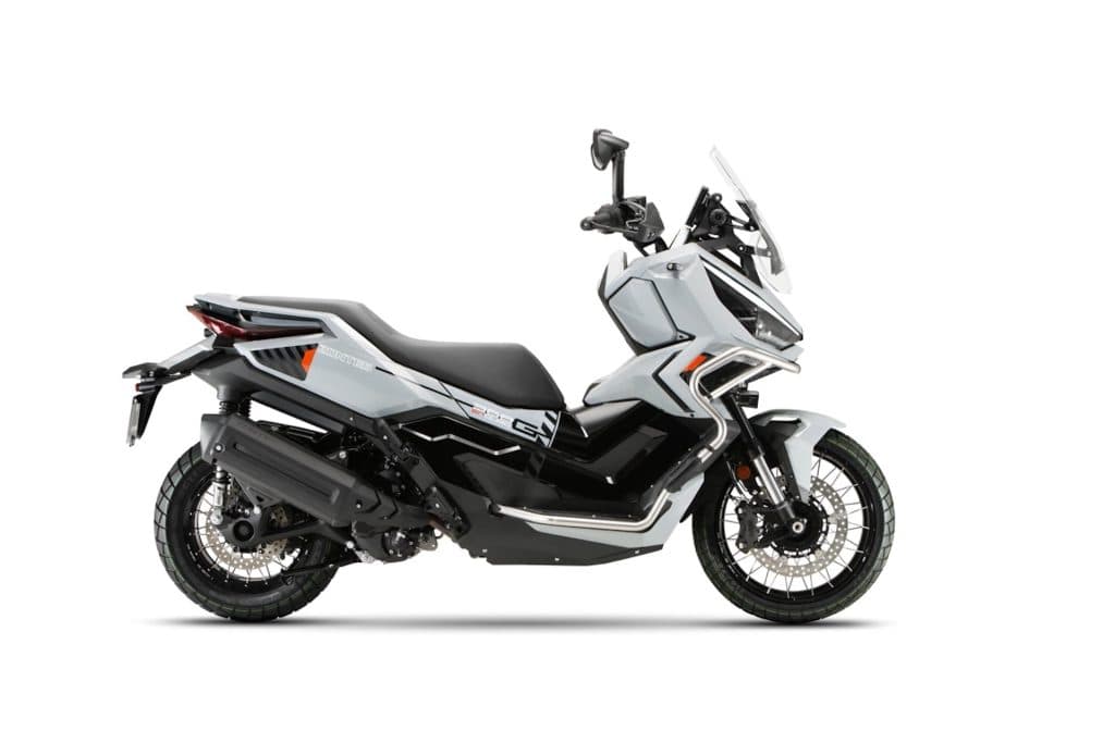 Zontes ZT368-G 2026: cruise control e consumi da 3,5 l/100 km