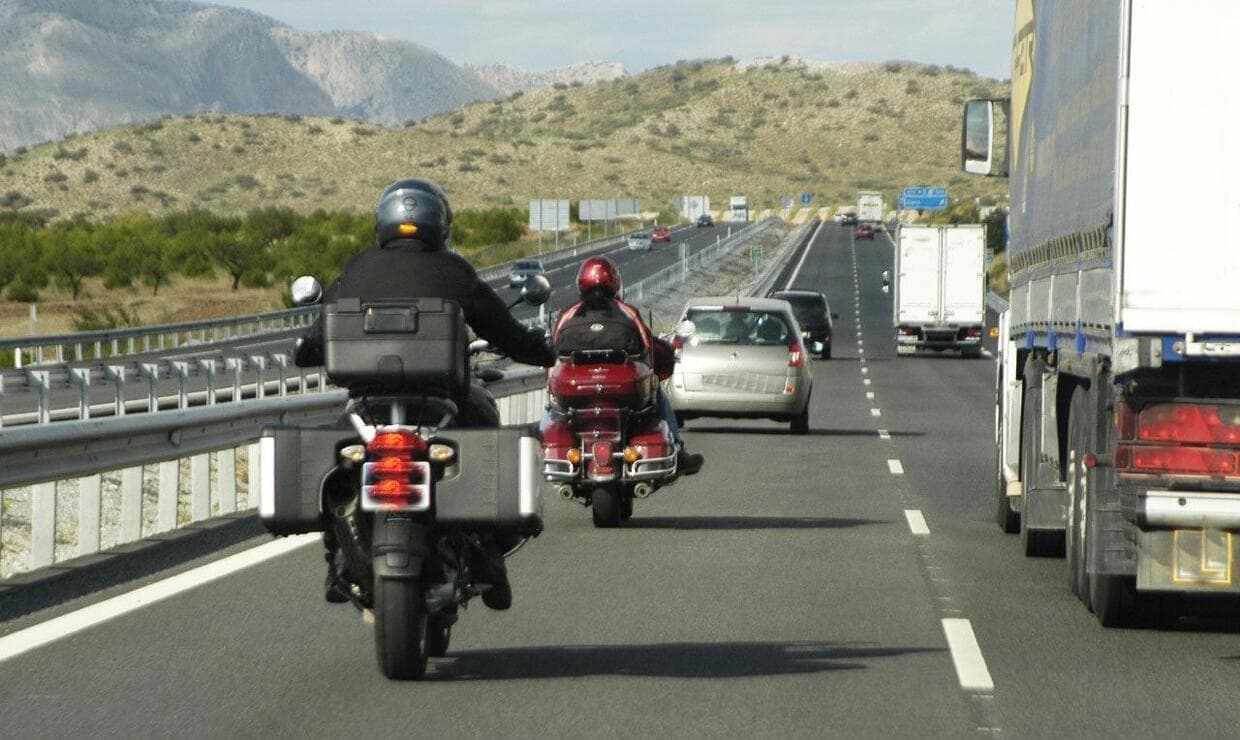Sorpassare a destra è permesso? Sì ma... regole, multe ed eccezioni