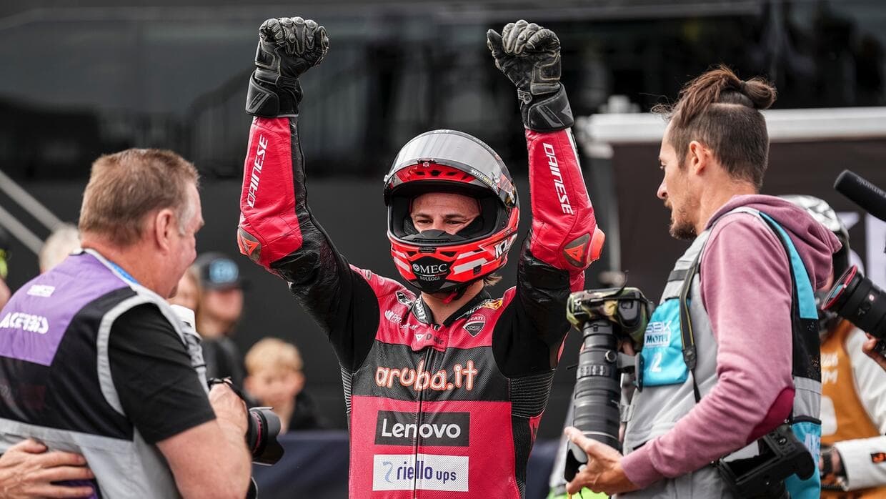 SBK Olanda: Bulega porta a casa pole position, record e ruzzolone