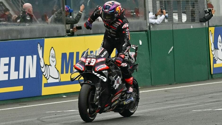 A Le Mans Aprilia fa tripletta: Martin vince, Bezzecchi tiene il mondiale per un punto