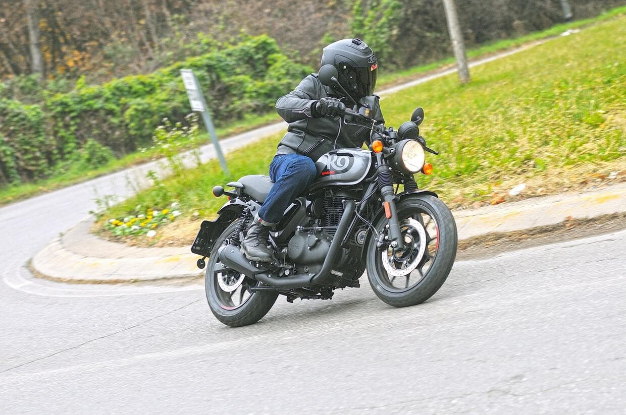 Prova Royal Enfield Guerrilla 450: single con allegria