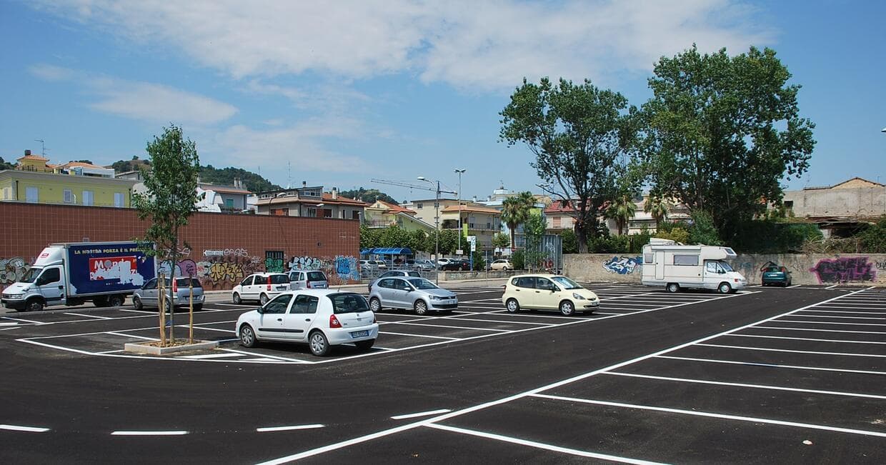 Multa in area privata: no in giardino, sì al supermercato