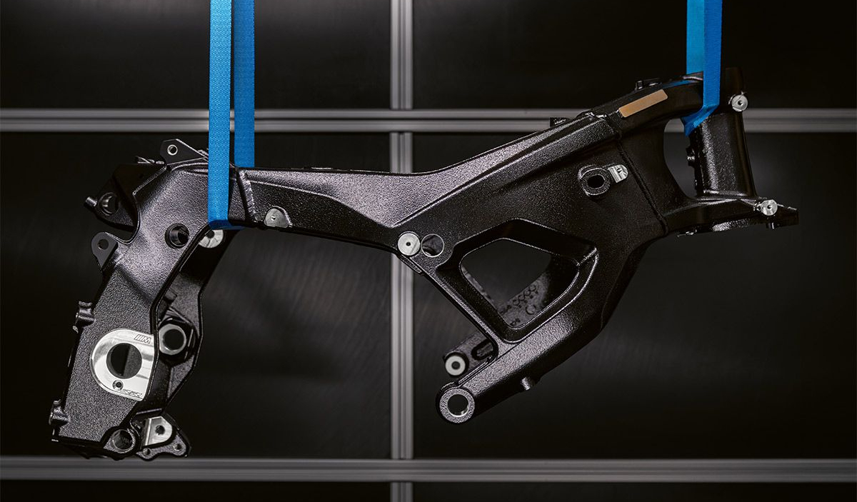 BMW M1000RR 2027: la superbike cambia telaio per sfidare Ducati