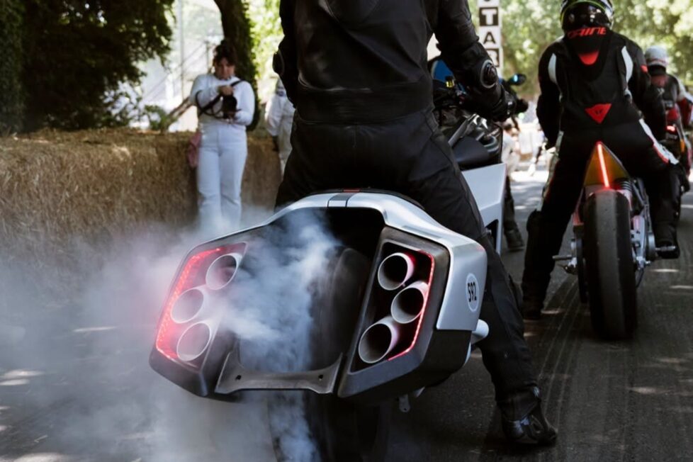 BMW Vision K18 protagonista a Goodwood: il sei cilindri sembra un jet in decollo