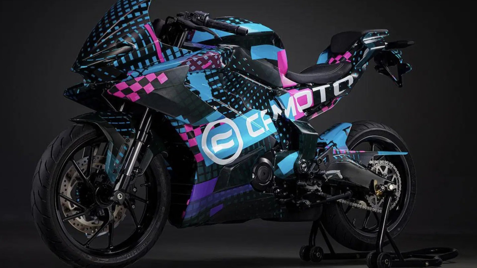 CFMoto 250SR-R si avvicina: il brevetto svela la nuova piccola sportiva bicilindrica