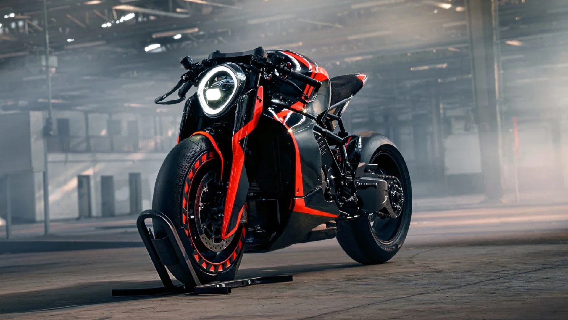 DA#22 debutta a Goodwood: 205 CV, titanio e un diamante vero