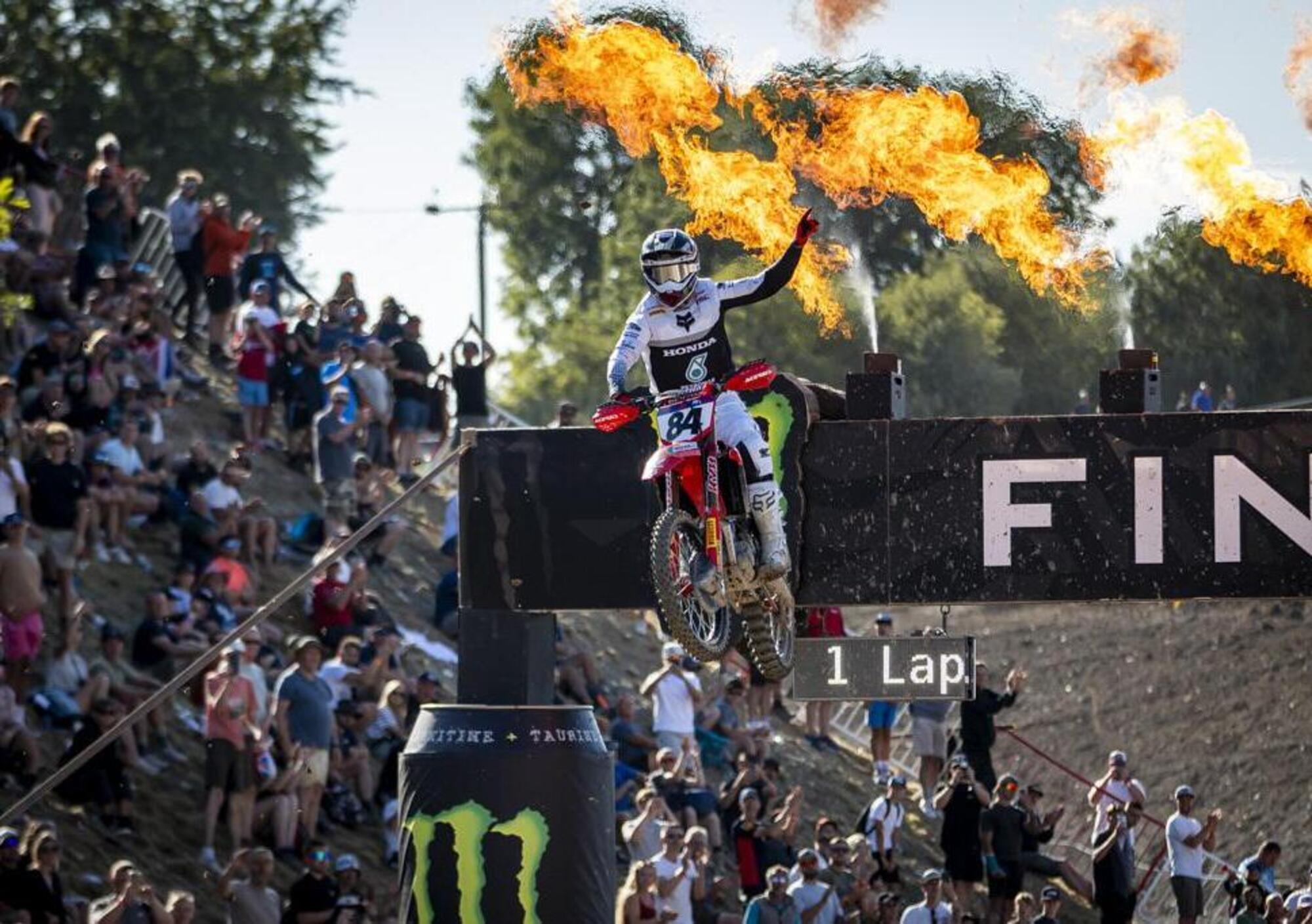 Foxhills torna nel Mondiale e stravolge la MXGP: Herlings domina, Lucas Coenen si ferma