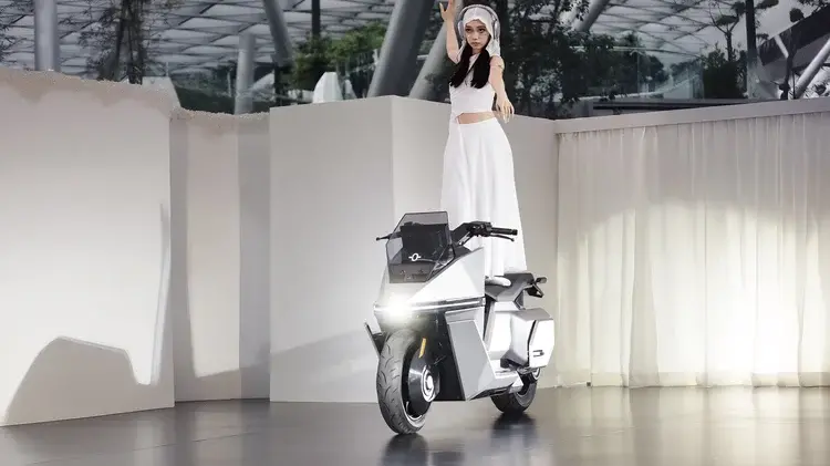 Il primo scooter che sta in piedi da solo non è giapponese