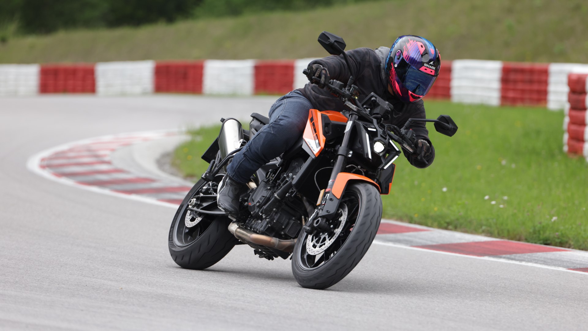 KTM cambia marcia e torna a correre: vendite in aumento dell'81% nel primo semestre 2026