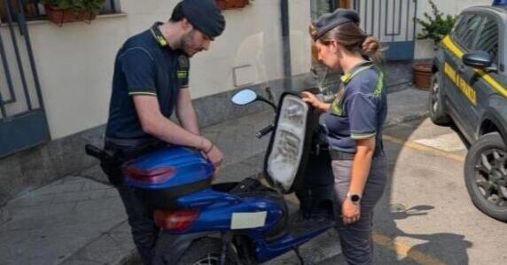 Maxi sequestro della GDF: oltre 6.000 motorini venduti come biciclette per eludere la targa