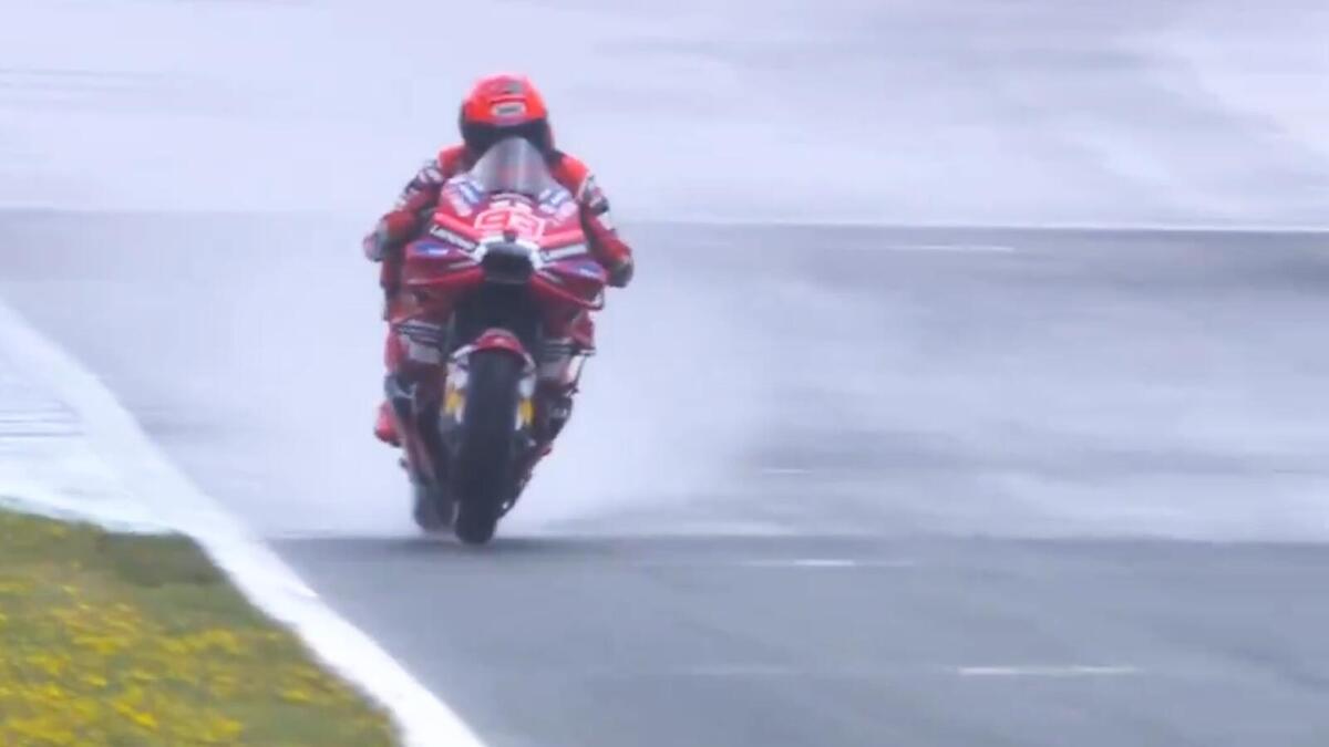 MotoGP 2026. GP di Spagna. Sprint pazza con la pioggia: Marc Márquez cade e poi vince! Secondo Pecco Bagnaia, tantissime cadute