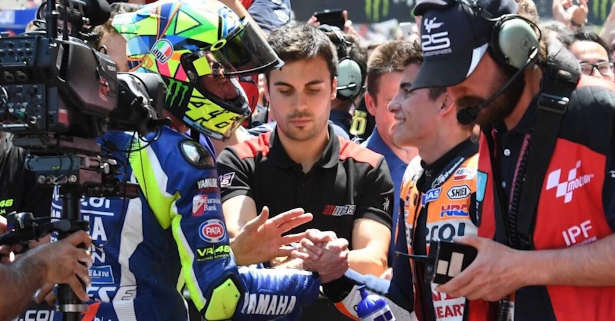 MotoGP 2026. Vi ricordate la stretta di mano post 2015 fra Valentino Rossi e Marc Márquez, con relativa tregua durata quasi due anni?