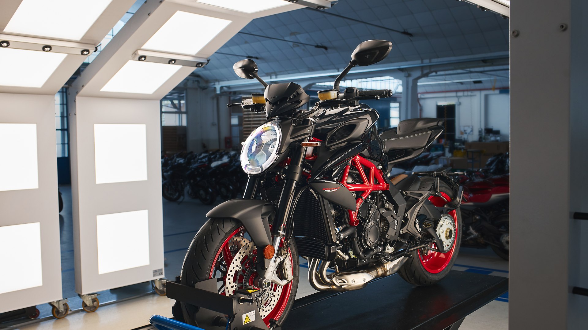 MV Agusta Brutale 800 Nero Carbonio: la naked italiana si veste di nero e rosso