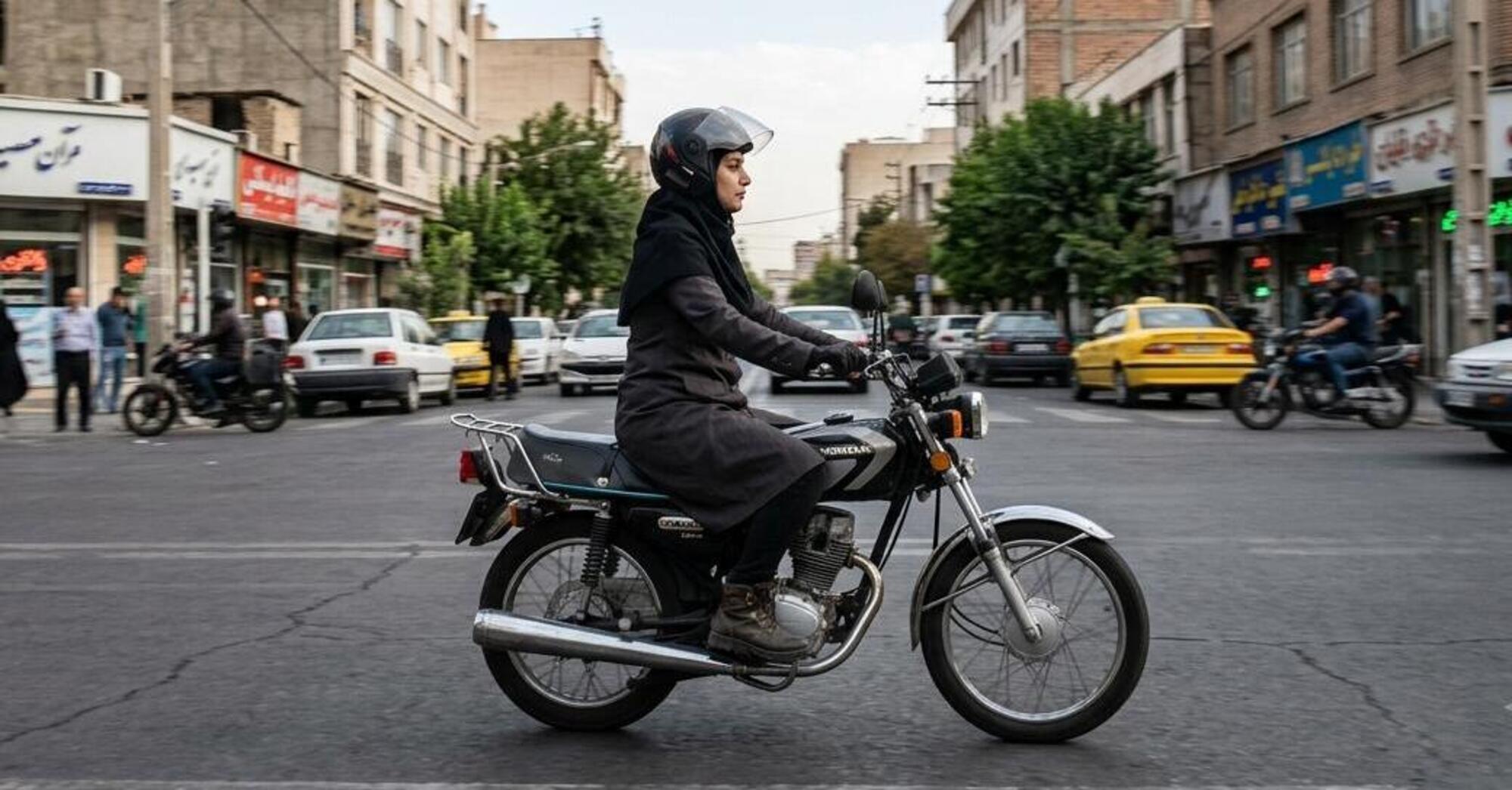 Niente patenti per le moto alle donne, arriva la smentita ufficiale della polizia iraniana