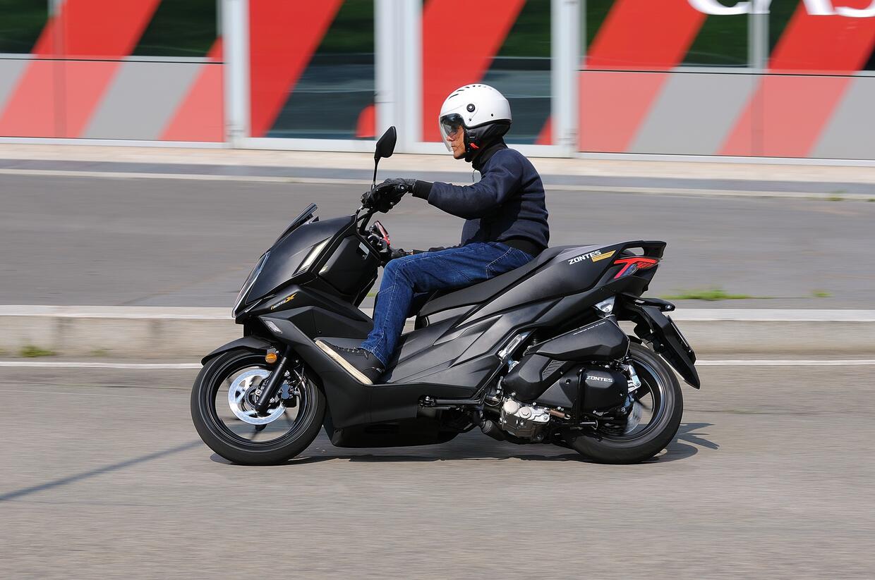 Prova Zontes 125X: lo scooter in alluminio